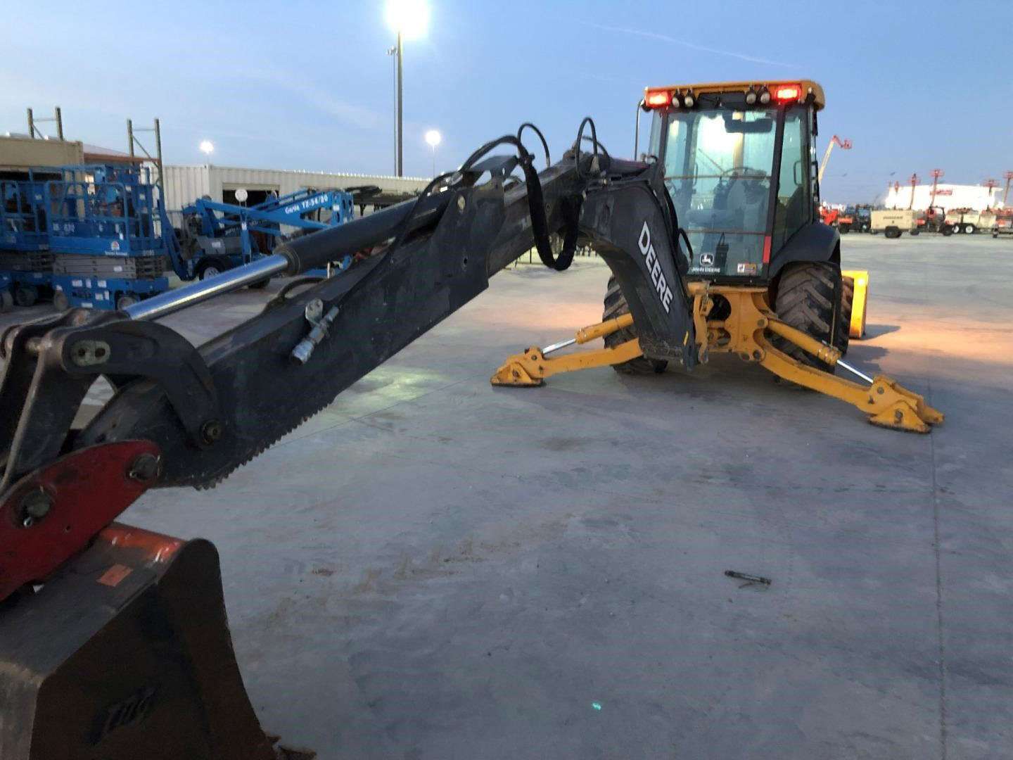 
								John Deere 410K 4WD full									